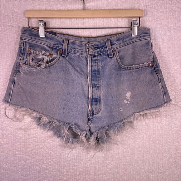Vintage Levi's Light Wash Blue Distressed Raw Cut-Off Hem Denim Shorts Size 34 - Picture 1 of 8
